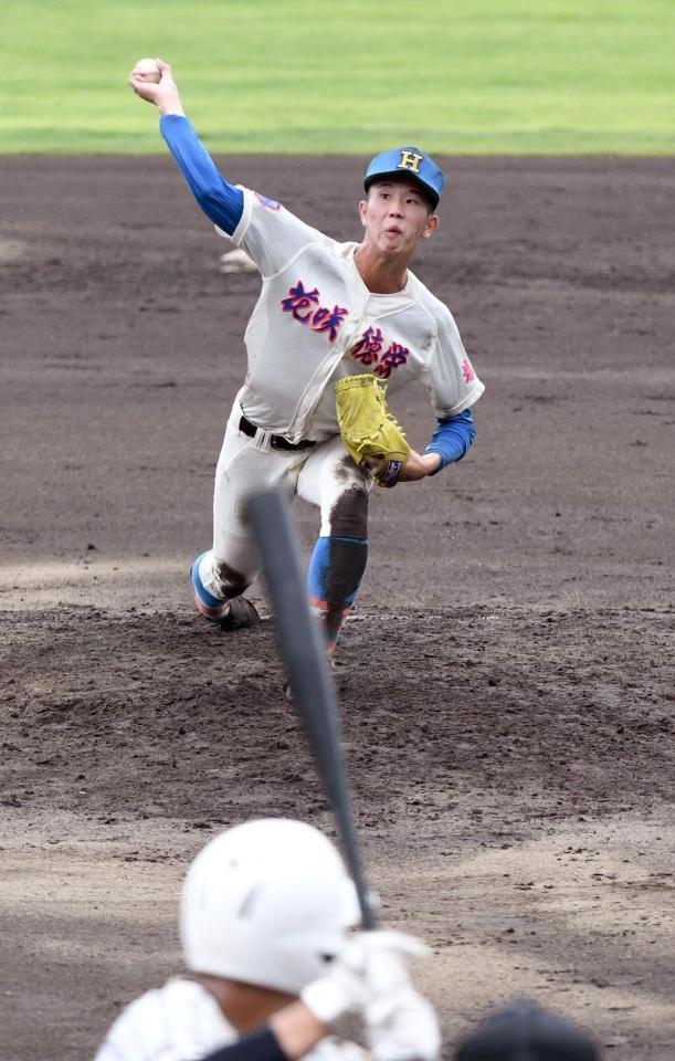 　大宮南打線に立ち向かう花咲徳栄・田島蓮夢（撮影・佐藤厚）