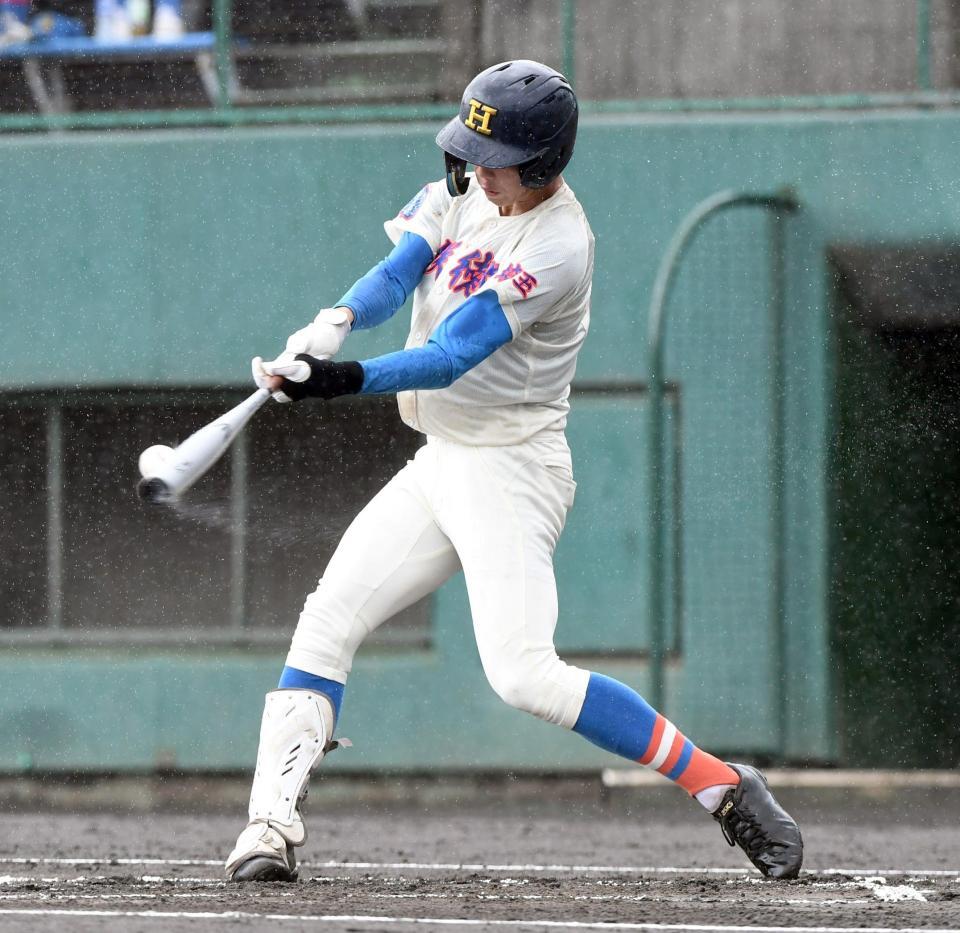 　１回、花咲徳栄・田島蓮夢は右前打を放つ（撮影・佐藤厚）