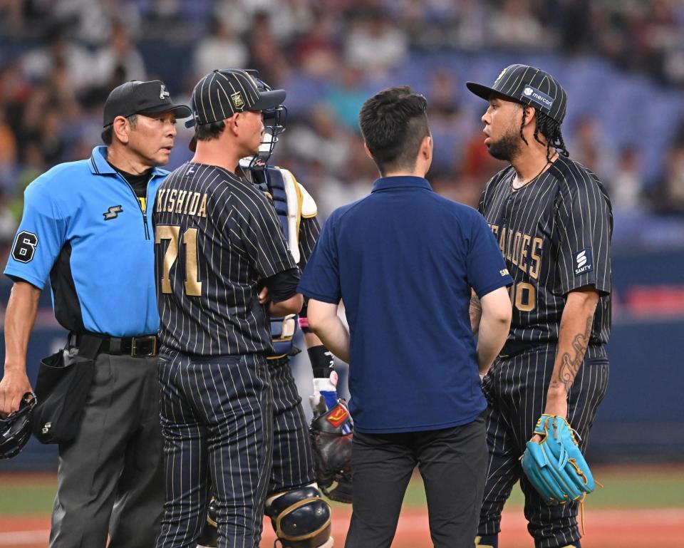 　４回、マウンドで球審らと話すエスピノーザ（右）＝撮影・西田忠信