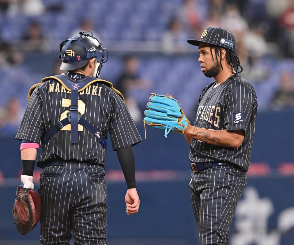 　３回、先制を許し若月（左）に声をかけられるエスピノーザ（撮影・西田忠信）