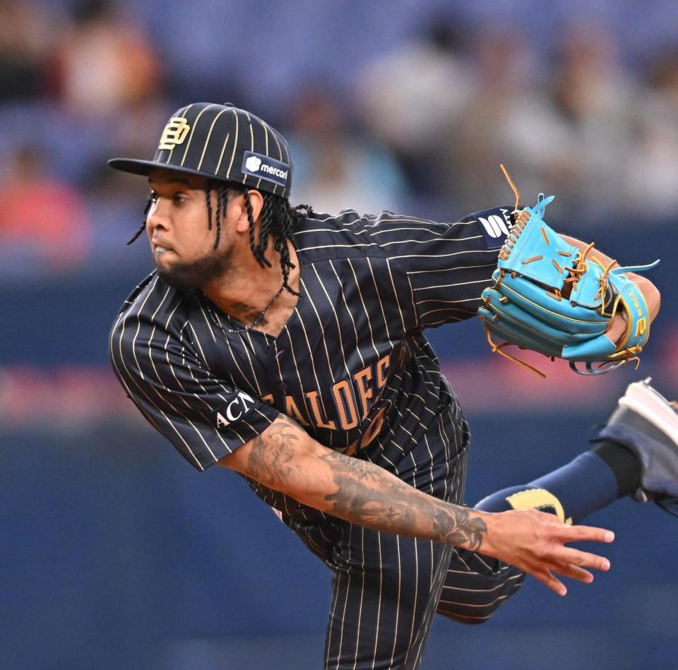 　力投する先発のエスピノーザ（撮影・西田忠信）