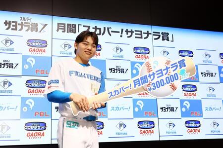 　６月度の月間「スカパー！サヨナラ賞」に選出され、笑顔でポーズをとる田宮（撮影・中島達哉）