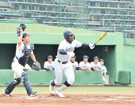 　初回、豪快なスイングで先制打を放つ幸福の科学学園・エミール