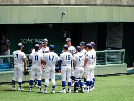 　多田晃監督を中心に円陣を組む履正社ナイン