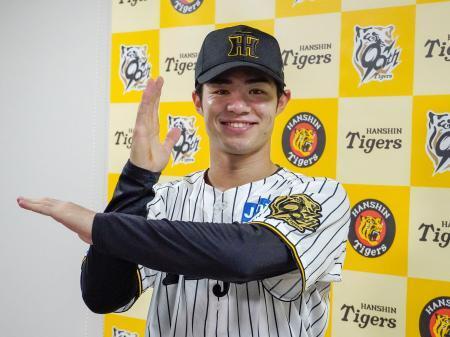 　オールスター戦にルーキーイヤーから５年連続で選出され、ポーズをとる阪神・中野＝１６日、甲子園