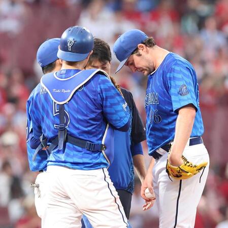  ３回、２失点し、うつむくバウアー（撮影・市尻達拡）