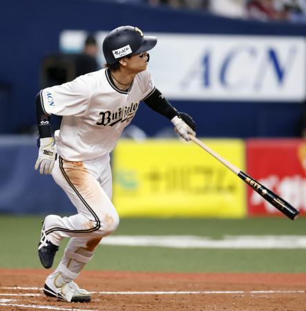 　９回オリックス２死、中川が左越えにサヨナラ本塁打を放つ＝京セラドーム