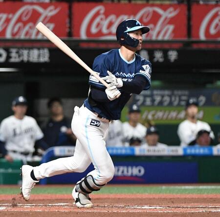 　６回、石井は右前打を放ち、４打数４安打（撮影・佐藤厚）