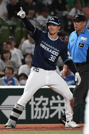 　３回、石井は右越えに適時三塁打を放ち、ガッツポーズを見せる（撮影・佐藤厚）