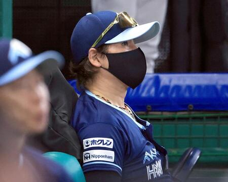 　５回、試合を見守る新庄監督