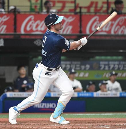 　８回、マルティネスは左中間に１号２ランを放つ（撮影・佐藤厚）