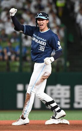 　１回、石井は右線に先制適時二塁打を放ち、ベンチに向かってガッツポーズ（撮影・佐藤厚）