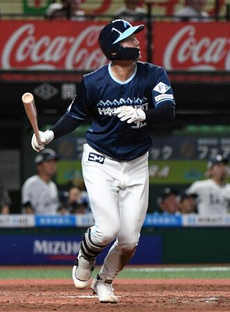  ３回、石井は右越えに適時三塁打を放つ（撮影・佐藤厚）