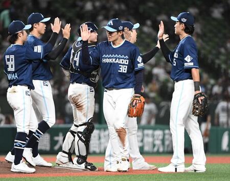 　４安打の固め打ちで勝利に貢献し、ナインと勝利を喜ぶ石井（中央）＝撮影・佐藤厚