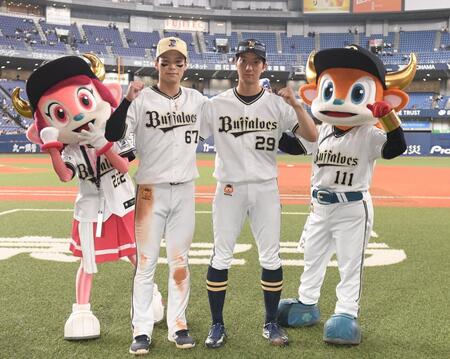 　ポーズを決める中川（左）と田嶋（撮影・西田忠信）