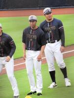 　イースタン・日本ハム戦前に体を動かす村上