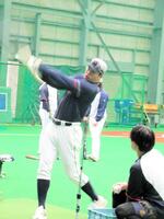 　打撃練習を行う村上