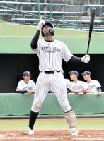 　打席に立ち祈りを捧げる幸福の科学学園・ユニオール