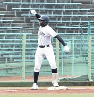 　先制打を放ち、腕を回してガッツポーズする幸福の科学学園・エミール