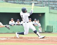 　初回、豪快なスイングで先制打を放つ幸福の科学学園・エミール