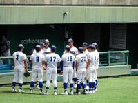 　多田晃監督を中心に円陣を組む履正社ナイン