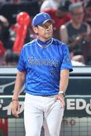 　７回の守備を前に、投手交代を告げる三浦監督（撮影・市尻達拡）