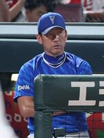 　６回、バウアーの投球を見つめる三浦監督（撮影・市尻達拡）