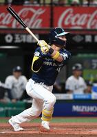 　１回、水野は右前打を放つ（撮影・佐藤厚）