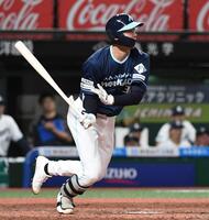 　４回、石井は右前打を放ち、猛打賞（撮影・佐藤厚）