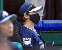 　５回、試合を見守る新庄監督
