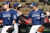 　試合終了後、新庄監督（中央）に迎えられる石井