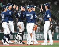 　４安打の固め打ちで勝利に貢献し、ナインと勝利を喜ぶ石井（中央）＝撮影・佐藤厚