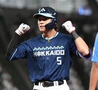 　１回、野村は中前に２点適時打を放ち、ガッツポーズを見せる（撮影・佐藤厚）