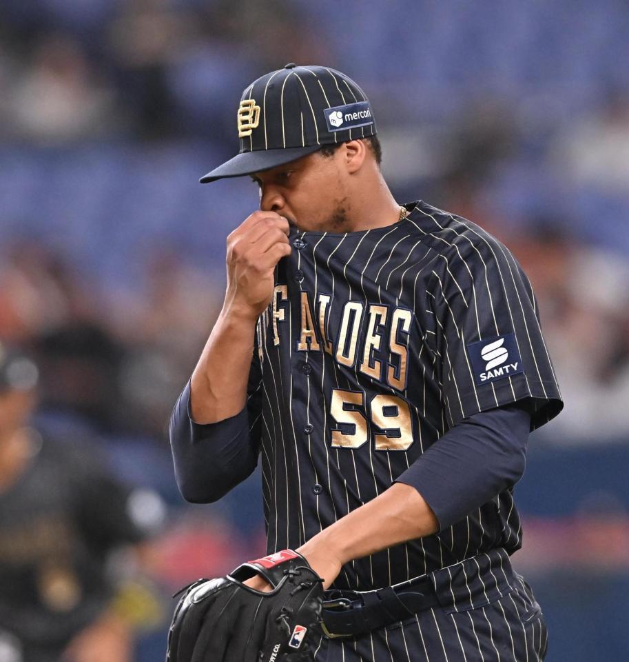 　１０回に勝ち越しを許しベンチに戻るペルドモ（撮影・西田忠信）