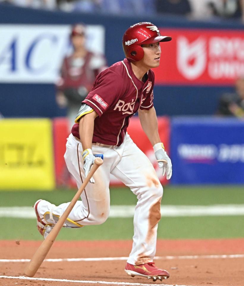 　１０回、勝ち越し打を放つ小深田（撮影・西田忠信）