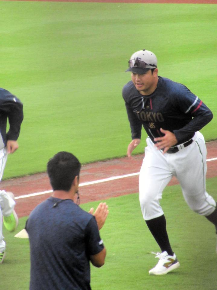 　イースタン・日本ハム戦前に体を動かす村上