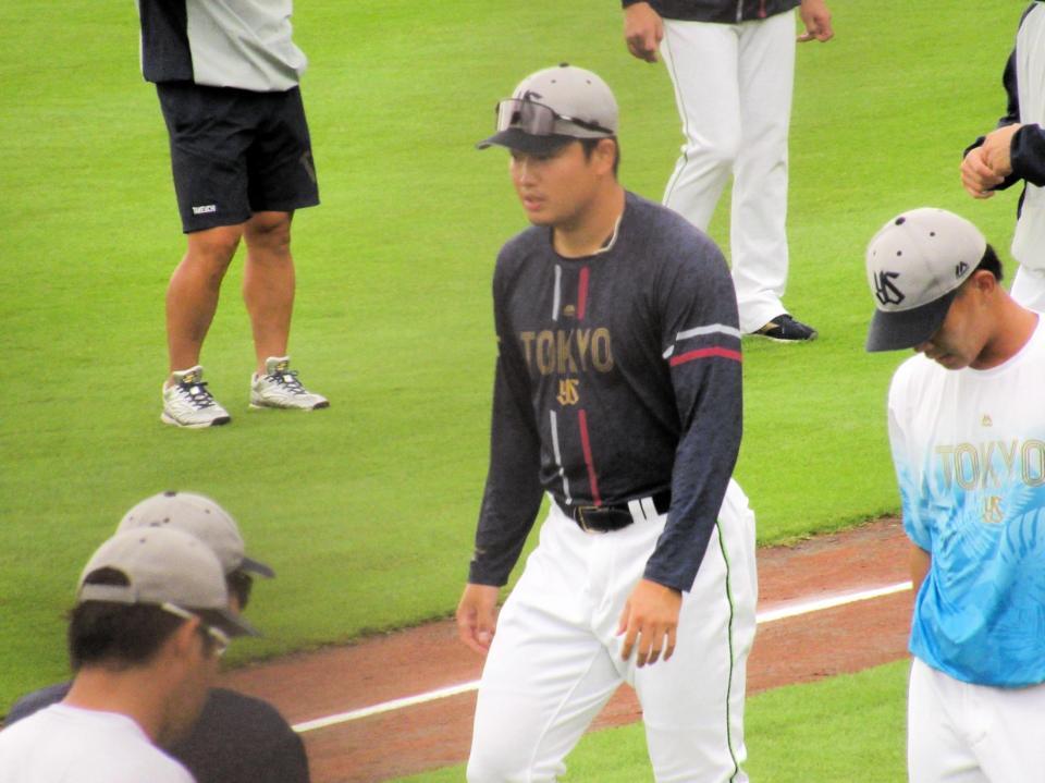 　イースタン・日本ハム戦前に体を動かす村上