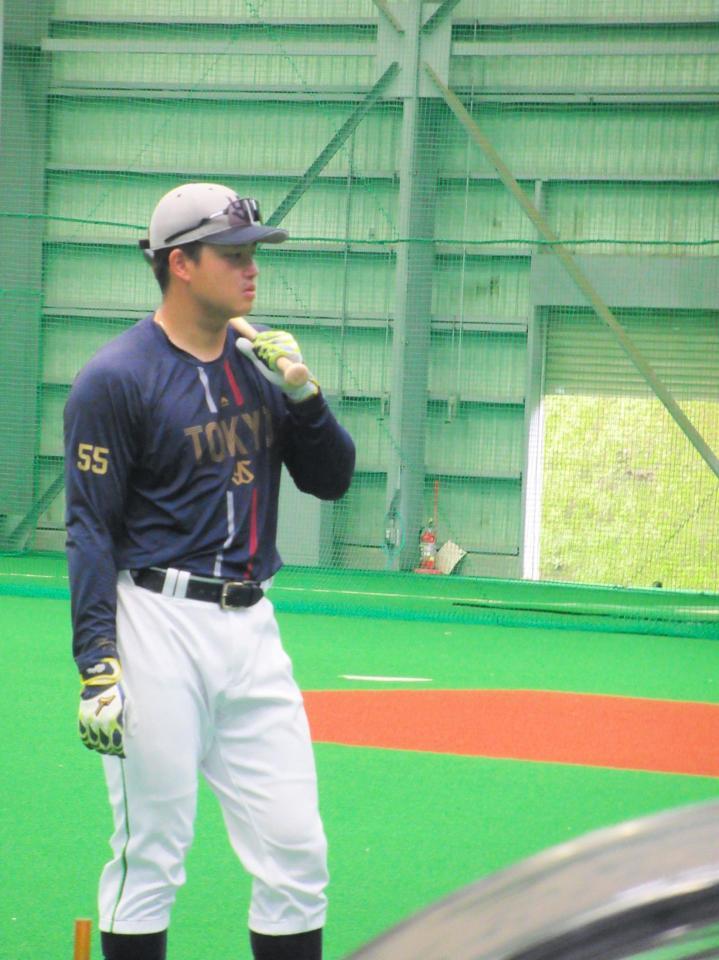 　調整を行う村上