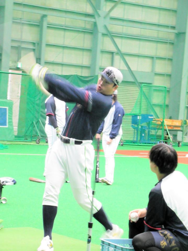 　打撃練習を行う村上