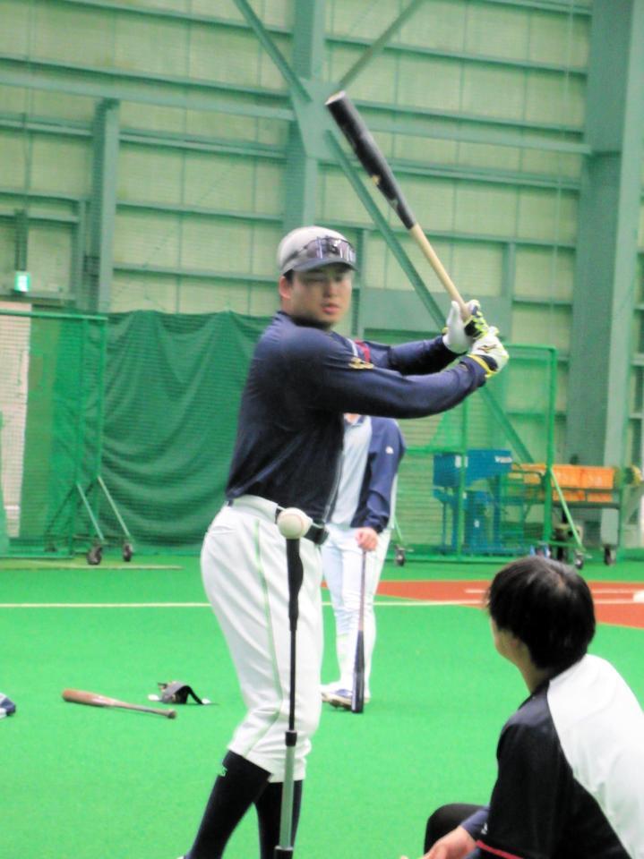 　打撃練習を行う村上
