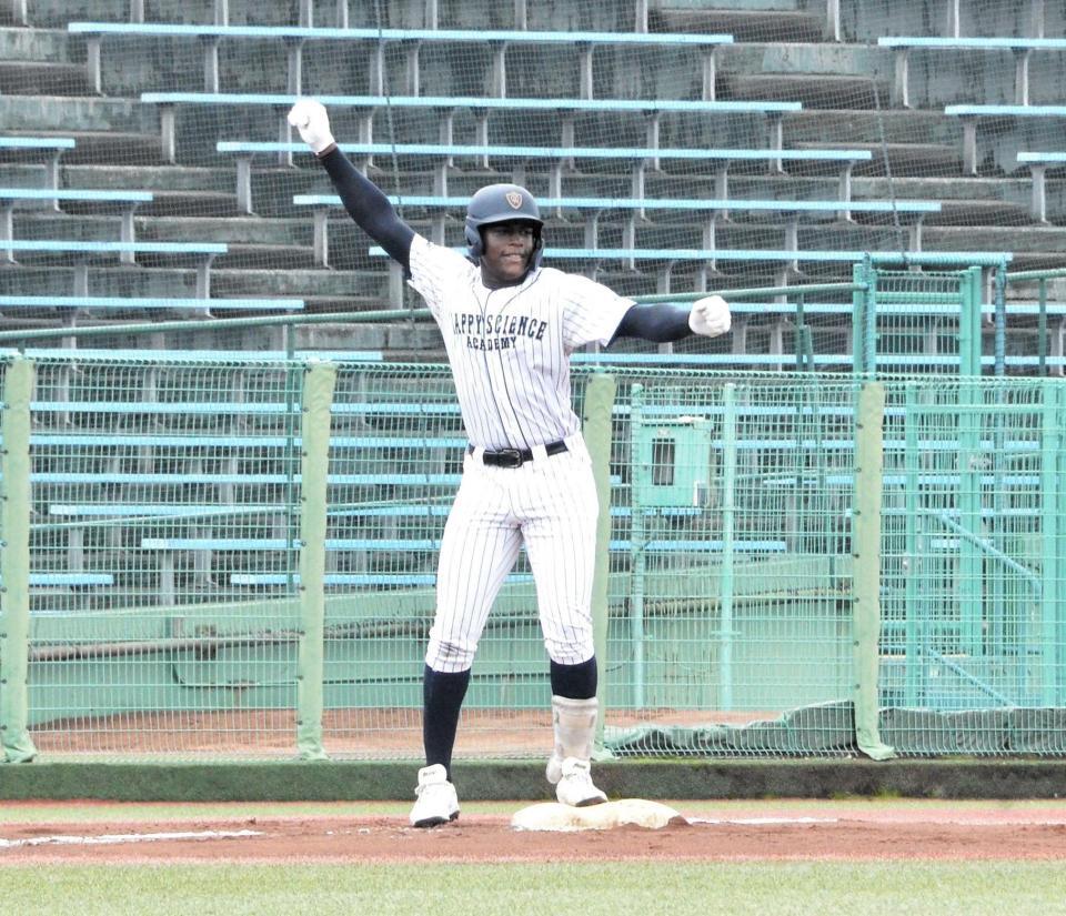 　先制打を放ち、腕を回してガッツポーズする幸福の科学学園・エミール