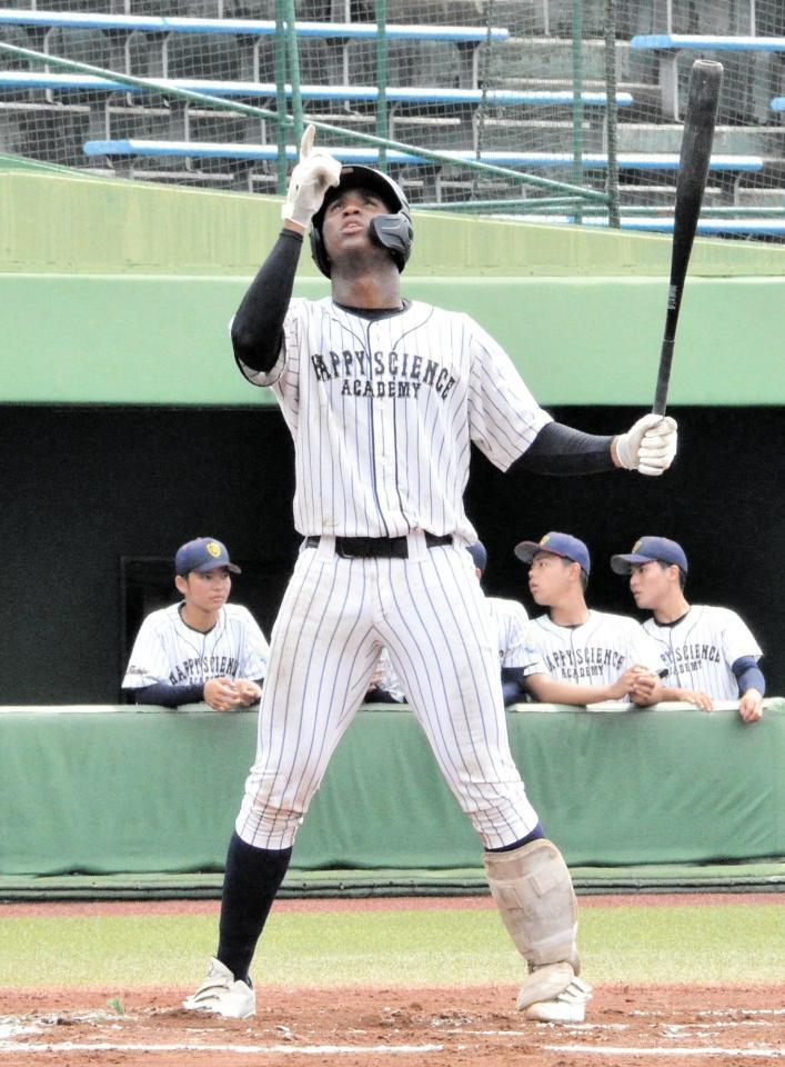 　打席に立ち祈りを捧げる幸福の科学学園・ユニオール