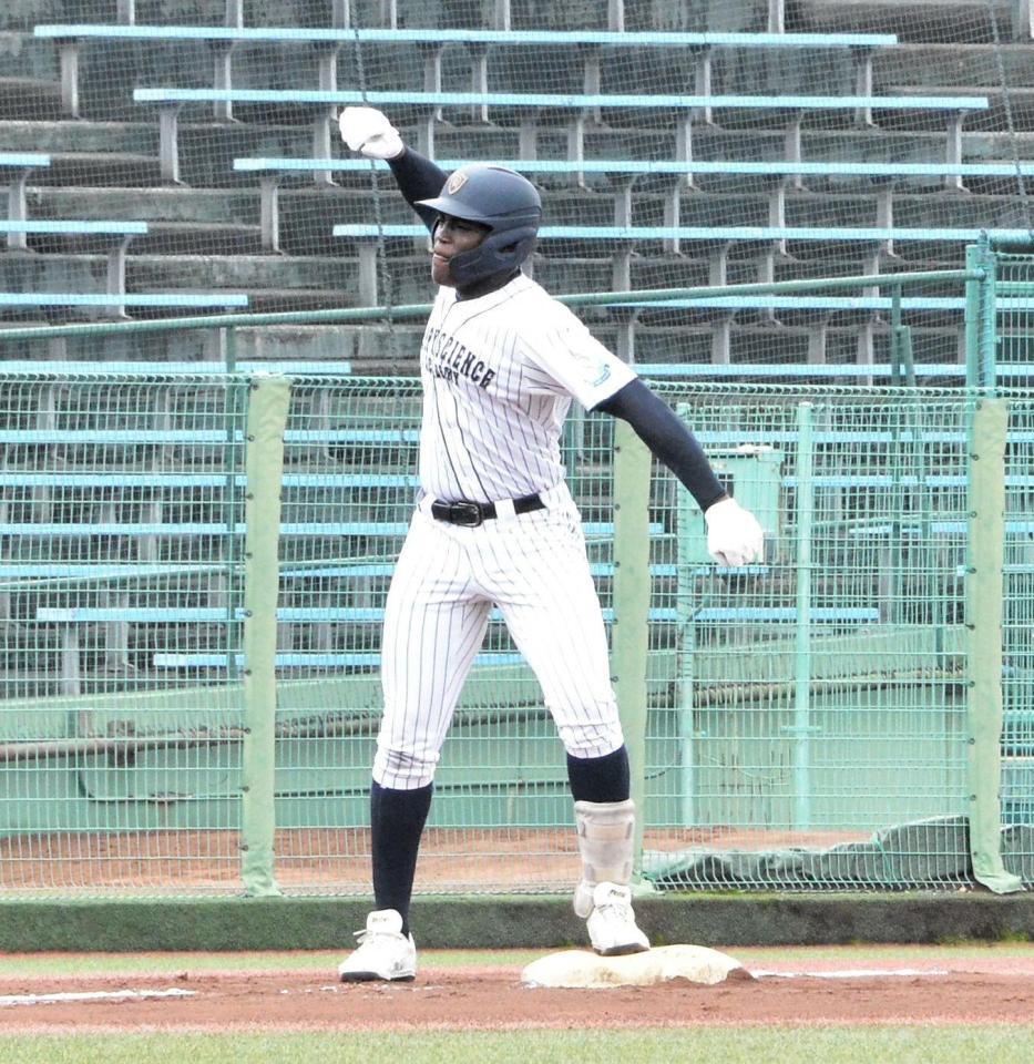 　先制打を放ち、腕を回してガッツポーズする幸福の科学学園・エミール