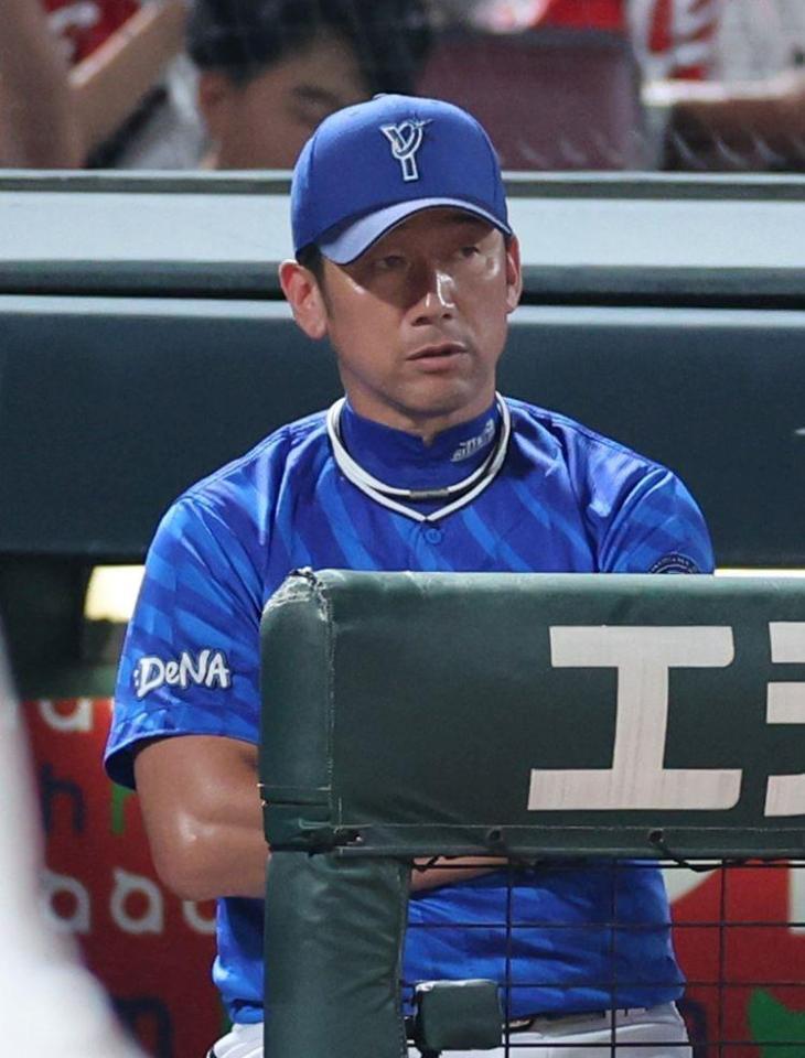 　６回、バウアーの投球を見つめる三浦監督（撮影・市尻達拡）