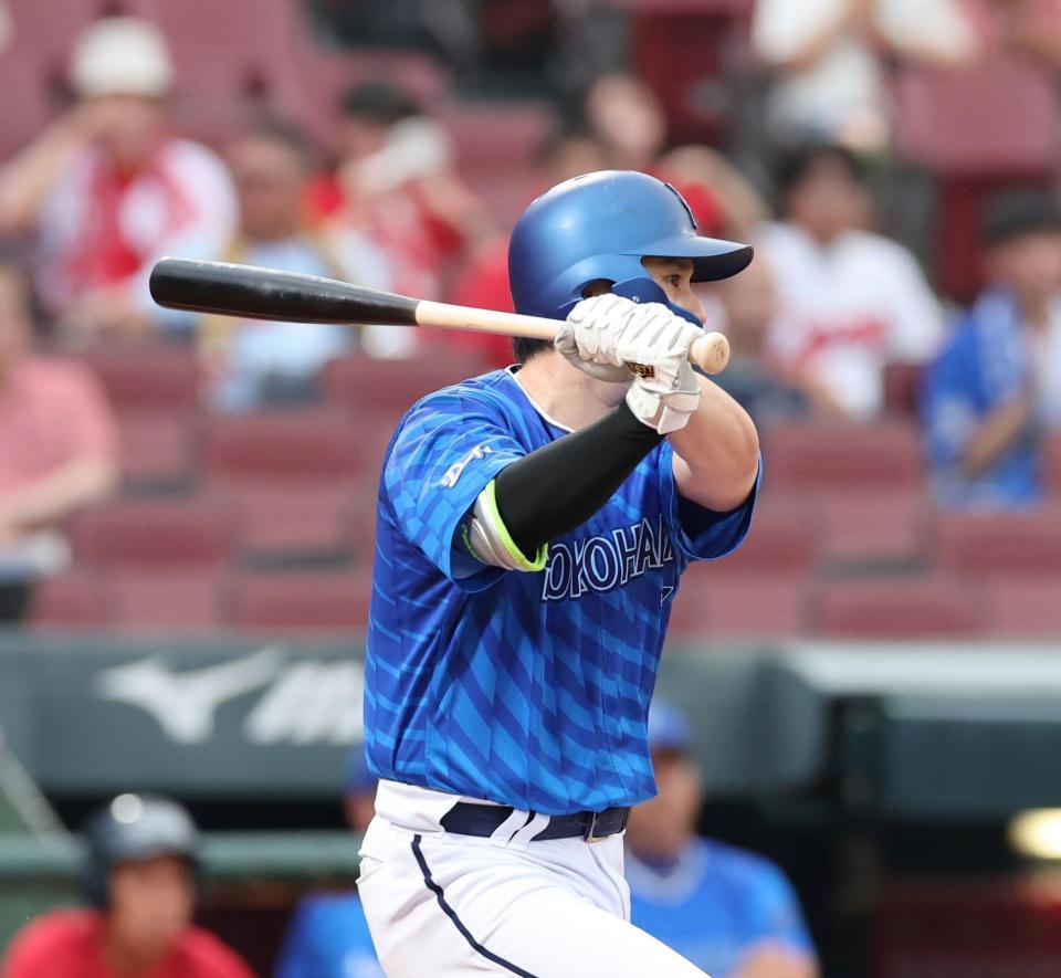 　１回、中前タイムリーを放つ佐野（撮影・市尻達拡）