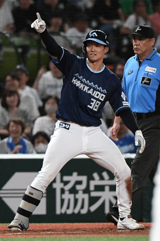 　３回、石井は右越えに適時三塁打を放ち、ガッツポーズを見せる（撮影・佐藤厚）