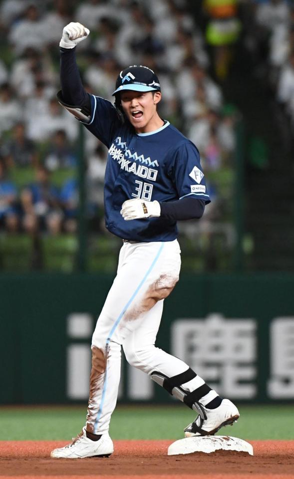 　１回、石井は右線に先制適時二塁打を放ち、ベンチに向かってガッツポーズ（撮影・佐藤厚）