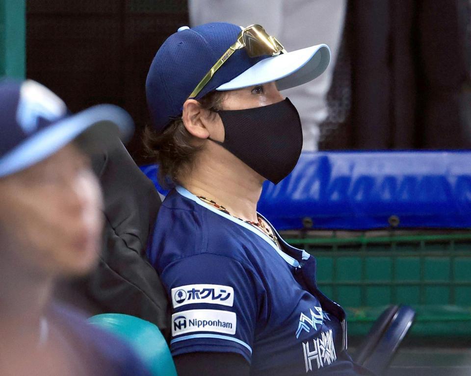 　５回、試合を見守る新庄監督