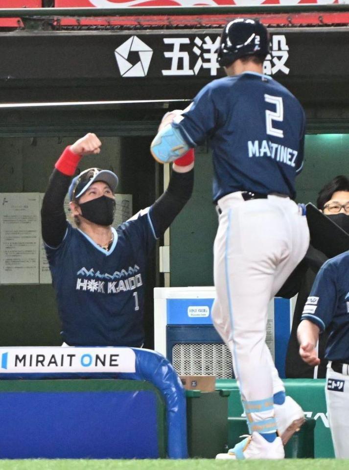 　８回、２点本塁打を放ったマルティネス（右）を迎える新庄監督