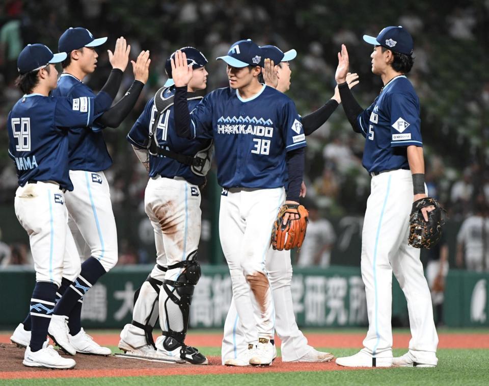 　４安打の固め打ちで勝利に貢献し、ナインと勝利を喜ぶ石井（中央）＝撮影・佐藤厚